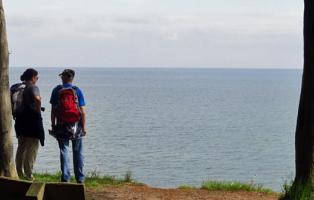 Zwei Wanderer vor der Ostsee